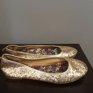 💙💚SOLD💙💚Womens gold glitter flats.